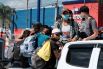 Мигранты из Гондураса в США едут в кузове грузовика в Чоломе, Гондурас.