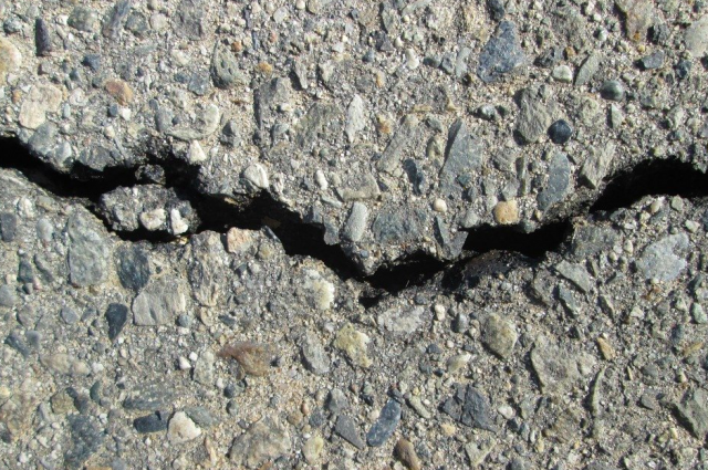 В Орске продолжает разрушаться отремонтированная в 2019 году ООО «Вертикаль» дорога.