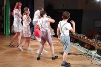Дети с аутизмо успешно играют в театре с другими ребятами. 