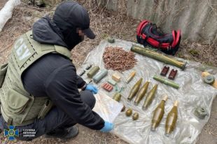 В Донецкой области обнаружили тайник с тротилом и минами.