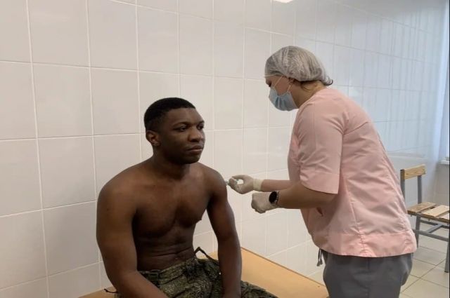 Африканских курсантов военного вуза в Новосибирске вакцинировали от COVID