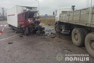 Во Львовской области столкнулось два грузовика: есть травмированные.