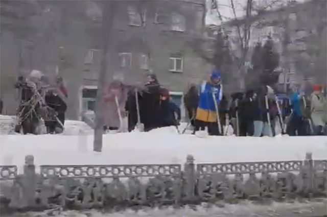 Подростки замечены за уборкой снега в центре Новосибирска