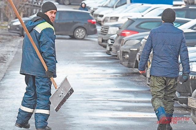 В Оренбурге улицу Советскую после зимы отмывают заключенные.