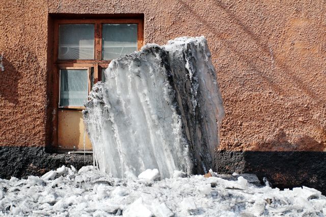 Глыба льда упала в нескольких сантиметрах от посетительницы новосибирского крематория. Фото иллюстративного характера. 