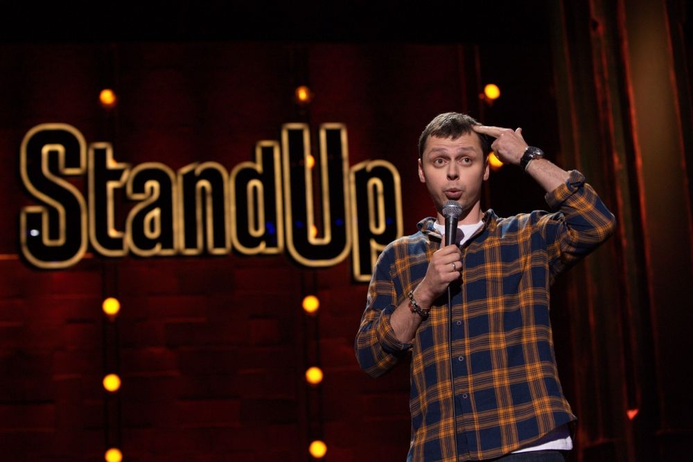 Stand Up. Комедийное искусство, в котором комик выступает перед живой аудиторией, обычно говоря напрямую зрителям.