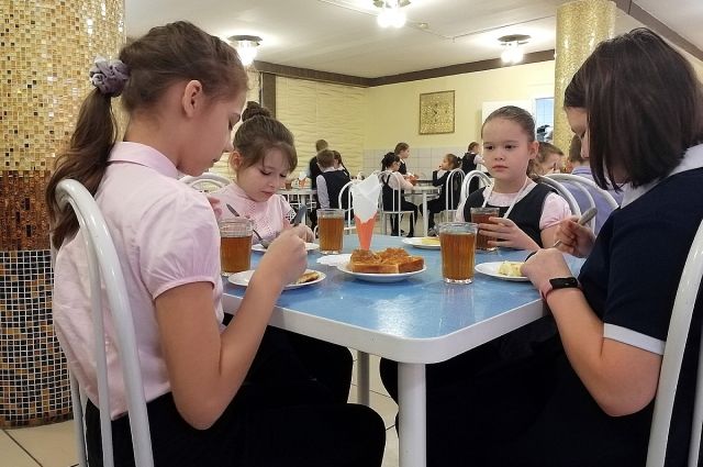 Депутаты потребовали усилить контроль за качеством продуктов, поставляемых в школьные столовые.