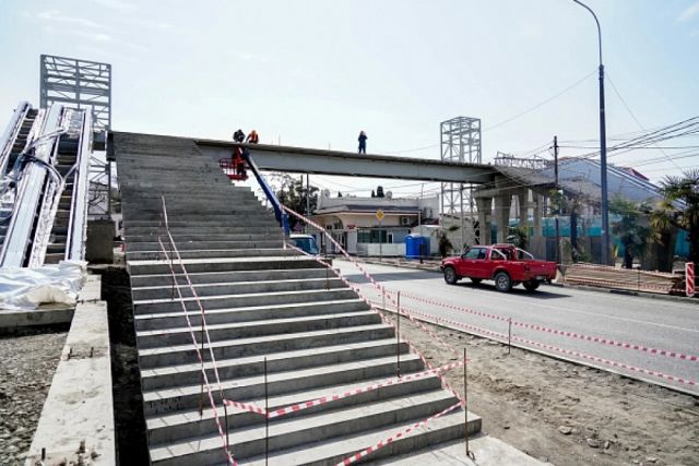 Два надземных пешеходных перехода в Сочи оборудуют эскалаторами