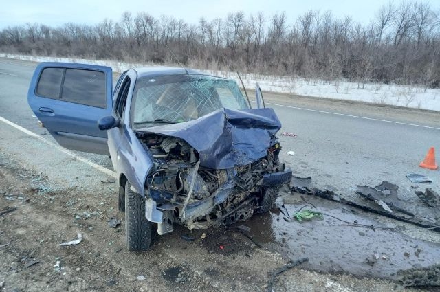 На трассе Самара — Оренбург водитель Renault погиб при столкновении с Lada Granta.