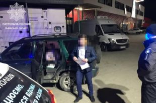 Полиция Львова остановила машину с 14-летней девочкой за рулем