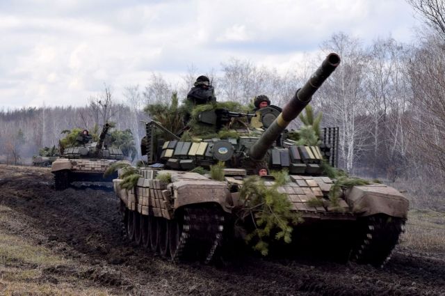 Украинские военные провели танковые учения на Донбассе