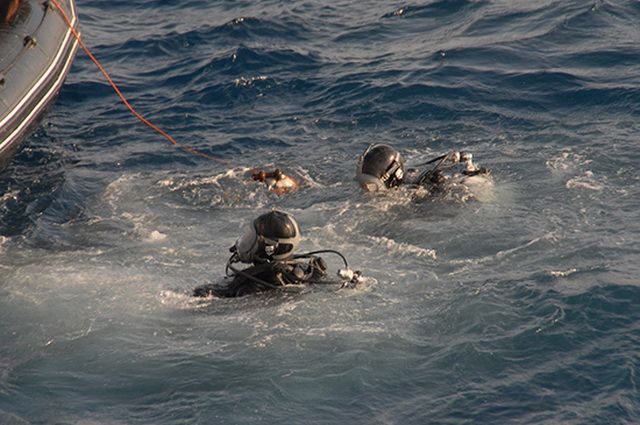 На Камчатке подводные спецназовцы взрывами расчистили судоходный фарватер