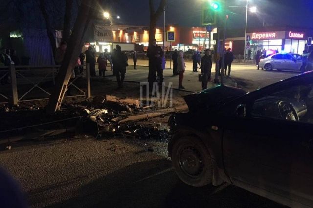 Водитель пострадал при столкновении машины с опорой освещения в Пскове