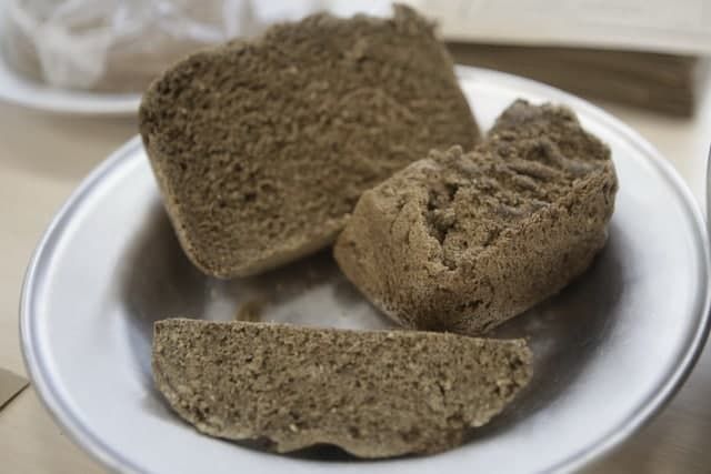 Школа в Новосибирске попросила детей есть меньше хлеба