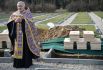 В церемонии перезахоронения останков русских воинов участвовал священник.