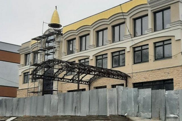 Журналисты узнали, зачем нужен «колпачок» на здании отеля в Пскове
