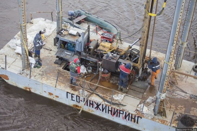 Специалисты исследуют дно и глубину Великой в Пскове