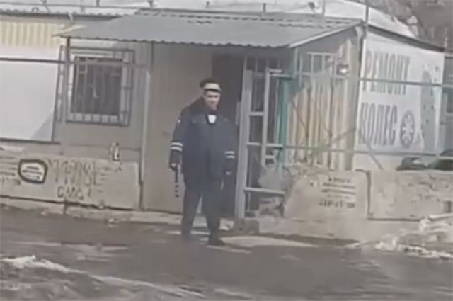Пьяный мужчина в форме сотрудника ДПС попал на видео в Новосибирске