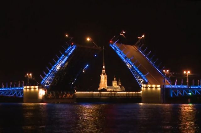 Вечером 2 апреля Дворцовый мост станет синим в поддержку людей с аутизмом
