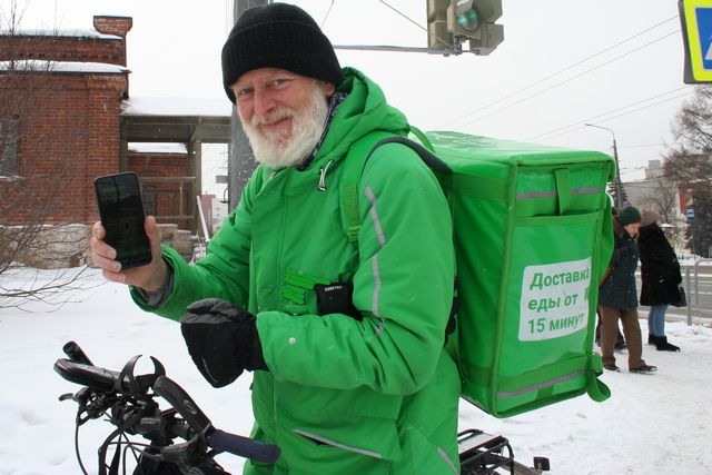 60-летнему доставщику еды челябинцы собрали деньги на ремонт велосипеда