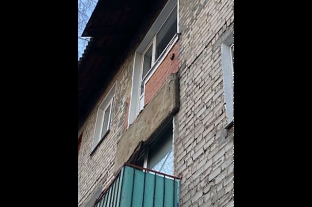 В Сызрани на 3 этаже разрушился балкон, на котором находилась женщина