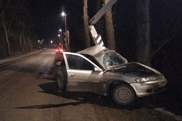 Водитель получил тяжёлые травмы в столкновении со столбом в Котласе