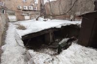 В Оренбурге на улице Советской, 27 прямо под стенами жилого дома провалился участок придомовой территории.