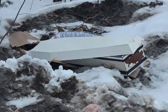 Потерянный гроб на дороге испугал жителей Новосибирска