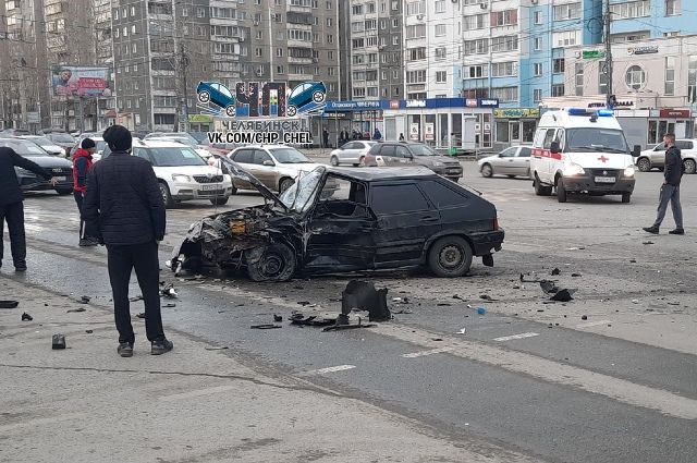 Один человек пострадал в столкновении «Лады» с иномаркой в Челябинске