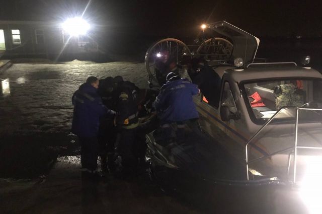 Спасатели эвакуировали мужчину с турбазы под Саратовом