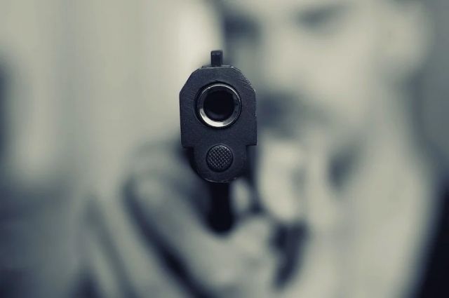 В Ярославле сняли на видео молодого человека с пистолетом
