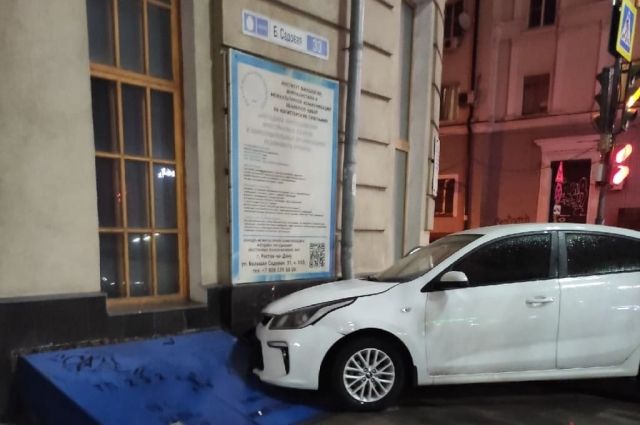 ГИБДД: владелец KIA Rio, врезавшейся в здание ЮФУ в Ростове, не нарушал ПДД