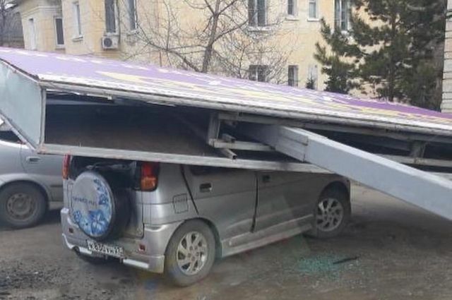 В Хабаровске рекламный банер упал на автомобиль