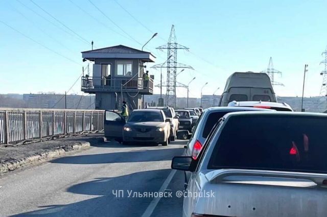 На Императорском мосту в Ульяновске столкнулись три автомобиля
