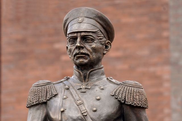 В Калининграде открыли памятник адмиралу Нахимову