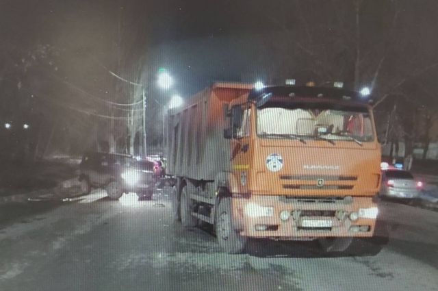 В Саратове водитель «Патриота» пострадал после аварии с КамАЗом