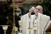 Папа Франциск совершает Евхаристию во время пасхальной мессы в базилике Святого Петра в Ватикане 4 апреля 2021 года. 