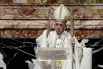 Папа Римский Франциск благословляет присутствующих после празднования Пасхальной мессы в базилике Святого Петра в Ватикане 4 апреля 2021 года. 