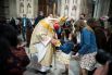 Кардинал Тимоти Долан получает шоколад от ребенка во время приветствия людей в конце пасхального богослужения на фоне пандемии коронавируса в соборе Святого Патрика в Нью-Йорке, США, 4 апреля 2021 года. 