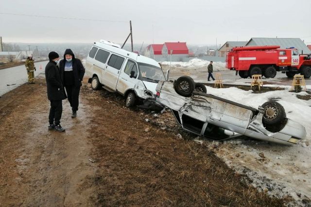 В Кинель-Черкассах после ДТП с микроавтобусом перевернулся ВАЗ-21104