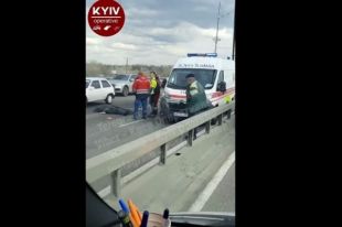 В Киеве человек упал с Северного моста под проезжающие автомобили