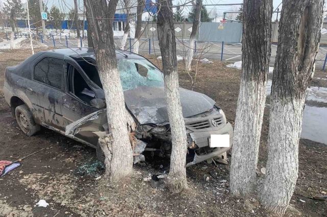 В Челябинске автомобилист врезался в дерево