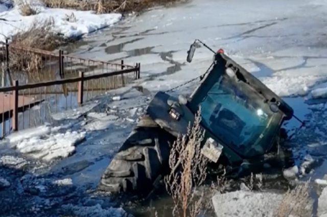 В Суздальском районе трактор съехал с дороги на реку и провалился под лед