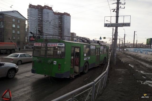 Троллейбус без тормозов влетел в дорожное ограждение в Новосибирске