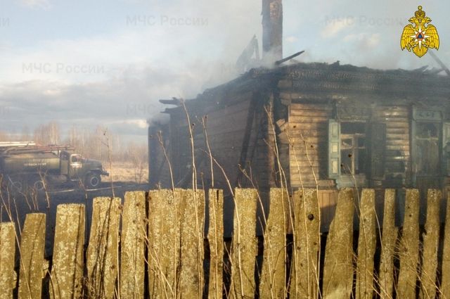 Более четырех часов пожарные тушили горящий дом в Трубчевском районе
