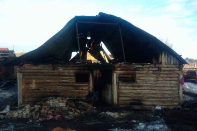 Пожарные два часа тушили возгорание в селе Оренбуржья.