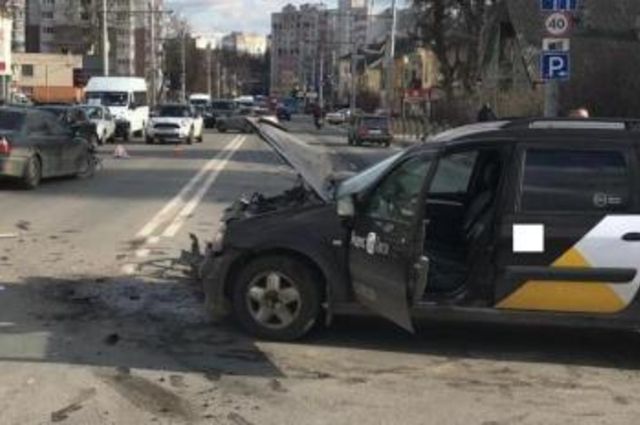Такси столкнулось с BMW на улице Дуки в Брянске