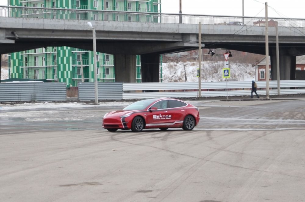 Тест-драйв Tesla на парковке.