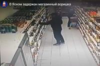 В магазине в Ясном произошла кража картошки и алкоголя.
