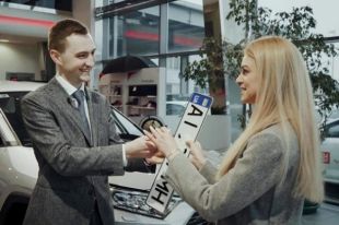 Автосалонам разрешили регистрировать новые транспортные средства.